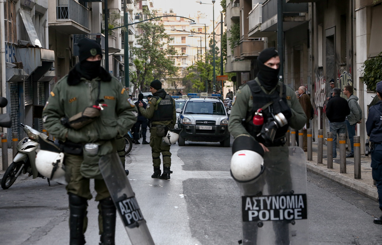 Επεισόδια με μολότοφ και πέτρες μέρα-μεσημέρι στα Εξάρχεια