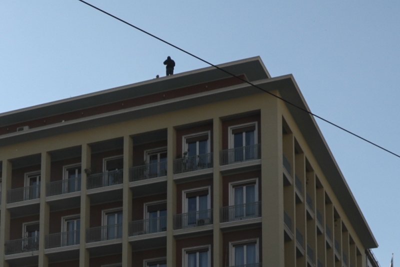 Απειλεί να πέσει από τον 8ο όροφο του υπουργείου Εσωτερικών