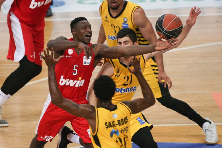 Πέρασε από το ΟΑΚΑ ο Ολυμπιακός, 76-67 την ΑΕΚ