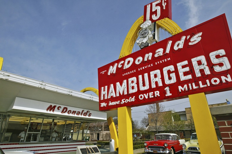 McDonald’s: Διώχνει τον διευθύνοντα σύμβουλό της λόγω ερωτικής σχέσης με υπάλληλο