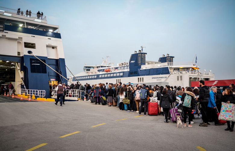 Φεύγουν για Πάσχα οι Αθηναίοι – Εικόνες από το λιμάνι του Πειραιά