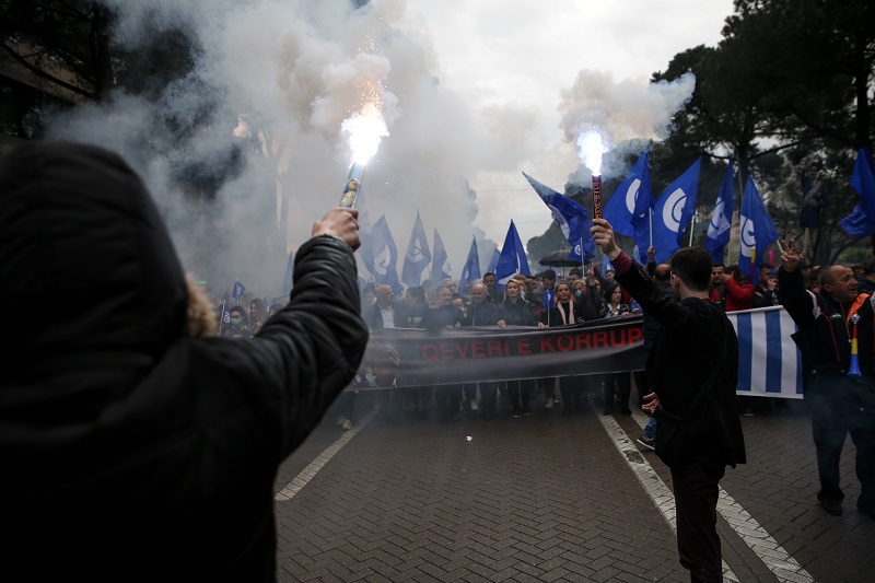 Σε αποκλεισμό κεντρικών δρόμων προχωράει η αντιπολίτευση στην Αλβανία