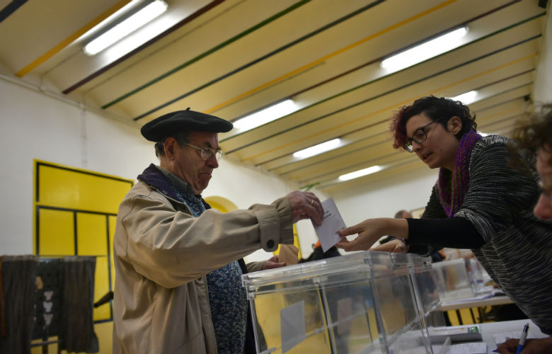 Άνοιξαν οι κάλπες στην Ισπανία στις πιο κρίσιμες εκλογές για τη χώρα