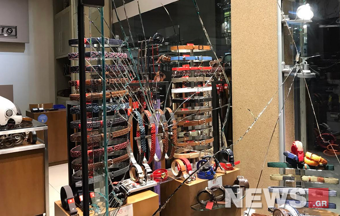 Καταδρομική επίθεση κουκουλοφόρων στο Κολωνάκι- Βανδαλισμοί σε τράπεζες και καταστήματα