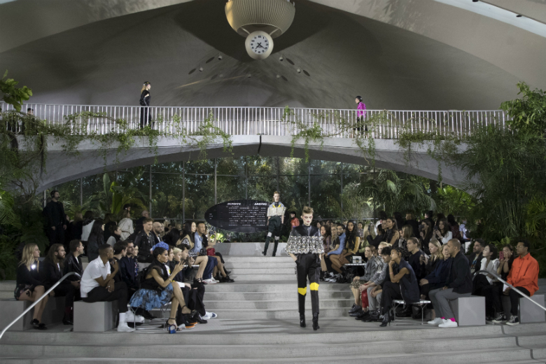 Μοντέλα του Louis Vuitton έκαναν πασαρέλα στο τέρμιναλ της TWA στο JFK
