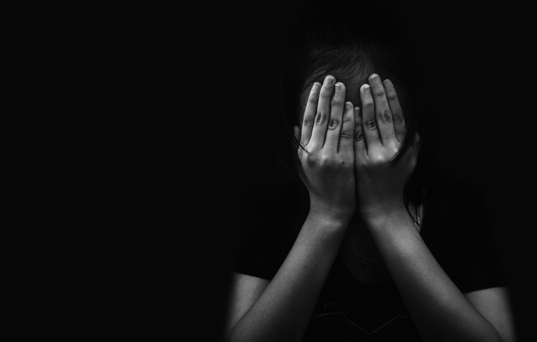 «Έχω δει με τα μάτια μου τον πατέρα μου να δένει με αλυσίδα από το λαιμό την αδελφή μου»