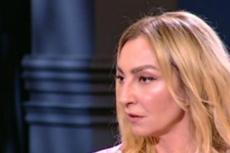 Ρούλα Ρέβη: Έτριβε το στήθος της στον Αποστόλη και την χαστούκισα