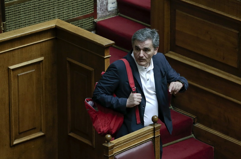 Ο Τσακαλώτος και οι… διακοπές στη Σαντορίνη και τις Μπαχάμες