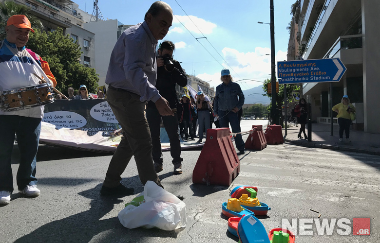 Τα πούρα, τα καραβάκια και το μήνυμα της ΠΟΕΔΗΝ στο Μαξίμου