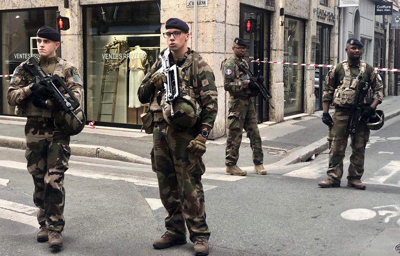 Συναγερμός στη Γαλλία για άνδρα οχυρωμένο σε μουσείο