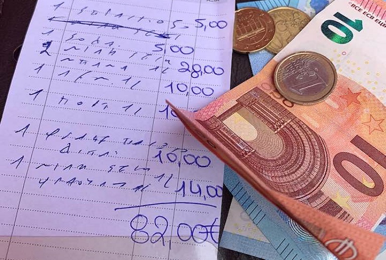 Τουρίστρια στη Ρόδο καταγγέλλει ότι πλήρωσε 82 ευρώ για 8 αναψυκτικά