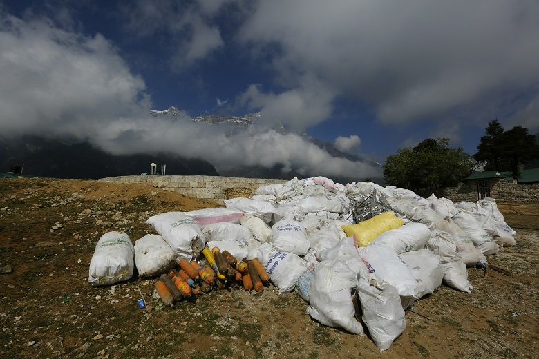 Ανασύρθηκαν 4 σοροί από το Έβερεστ σε επιχείρηση καθαρισμού του όρους