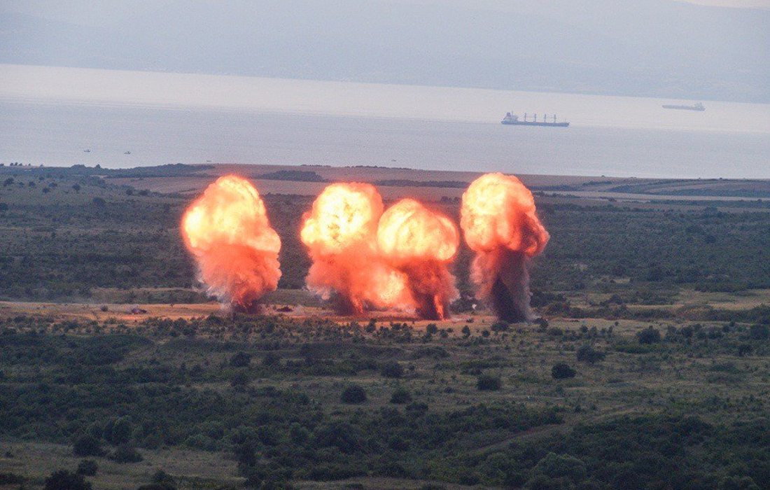 Εκρήξεις με φόντο διερχόμενα πλοία στα Δαρδανέλια σε άσκηση των Τούρκων