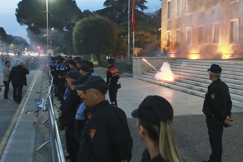 Συγκρούσεις στην Αλβανία ενόψει των δημοτικών εκλογών