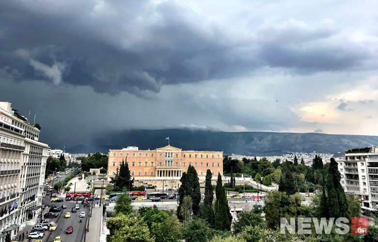 «Μαύρισε» ο ουρανός της Αθήνας – Κεραυνοί, αστραπές και κλήσεις στην Πυροσβεστική
