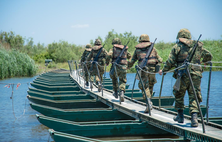 Την ώρα που η Τουρκία προκαλεί με NAVTEX στο Καστελόριζο η Ελλάδα απαντά με διάβαση ποταμού