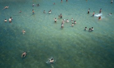 Ποιες είναι οι ακατάλληλες παραλίες για μπάνιο εκτός Αττικής