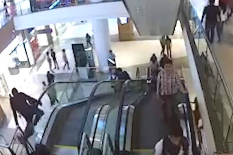 Πιάστηκε το παντελόνι του στις κυλιόμενες και βρήκε τραγικό θάνατο