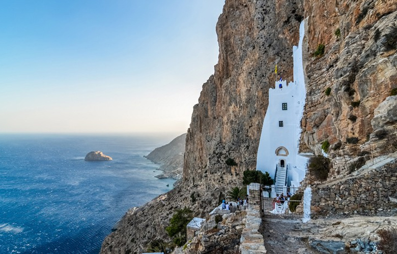 Ατενίζοντας το απέραντο γαλάζιο της Αμοργού από το μοναστήρι της Παναγίας Χοζοβιώτισσας
