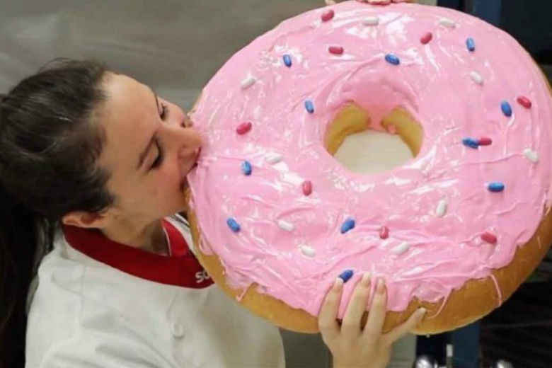 Το μεγαλύτερο ντόνατ στον κόσμο έχει 12.000 θερμίδες