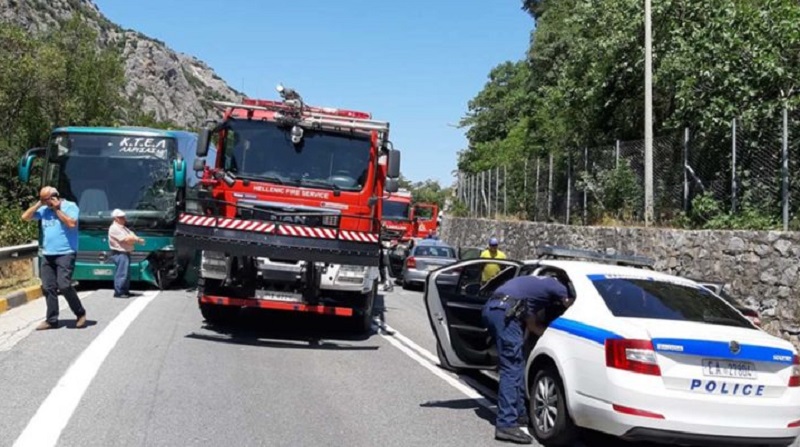 Ένας νεκρός σε μετωπική σύγκρουση λεωφορείου του ΚΤΕΛ με Ι.Χ. στα Τέμπη