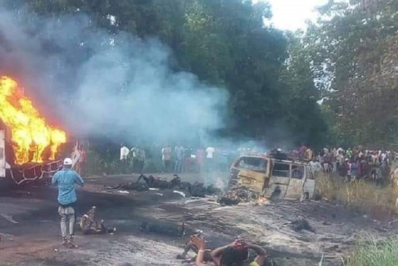Κάηκαν ζωντανοί μαζεύοντας καύσιμα από ντελαπαρισμένο βυτίο