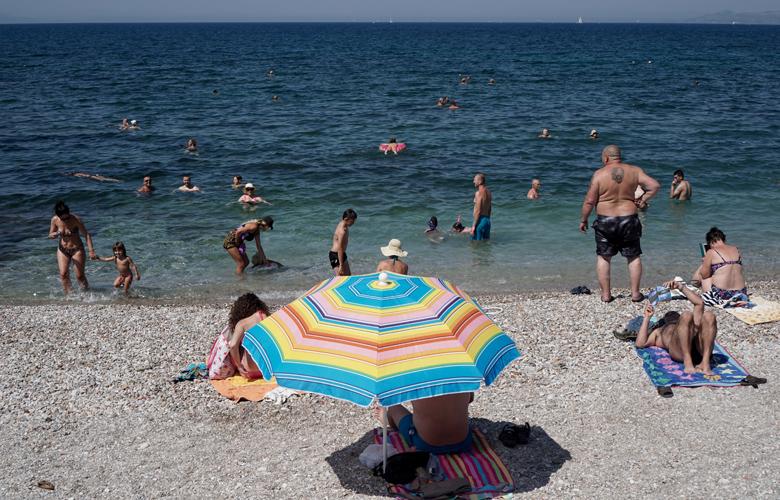 Παραμένουν και σήμερα ο ήλιος και τα Αυγουστιάτικα μελτέμια