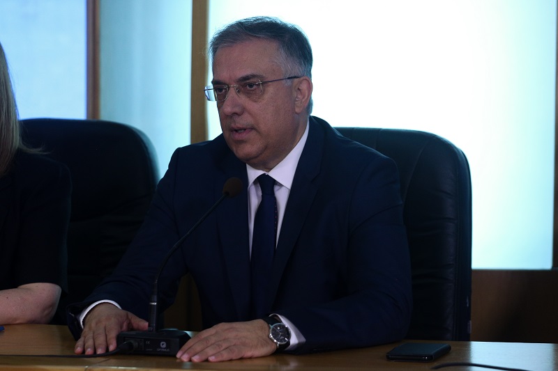 Θεοδωρικάκος: Δεν κινδυνεύουν εργαζόμενοι στις Αποκεντρωμένες Διοικήσεις