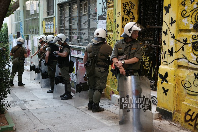 Ταυτοποιήθηκε ανήλικος για επίθεση σε εκλογικό τμήμα στα Εξάρχεια