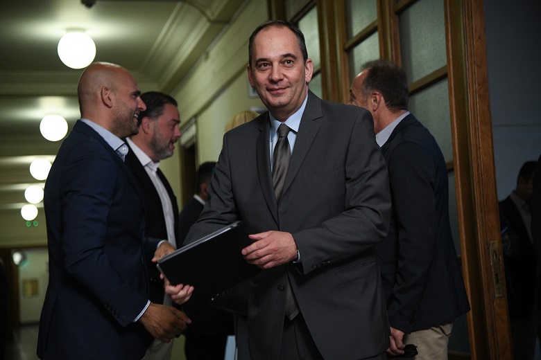 Πλακιωτάκης: Δεν είμαι ούτε με τους εφοπλιστές ούτε με τους ναυτεργάτες