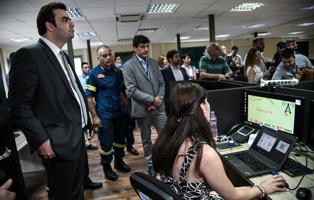 Μέσα στο Αρχηγείο της Πυροσβεστικής την ώρα της πιλοτικής δοκιμής του αριθμού έκτακτης ανάγκης 112