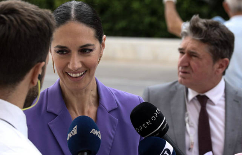 H κομψή Νόνη Δούνια στην ορκωμοσία της Βουλής