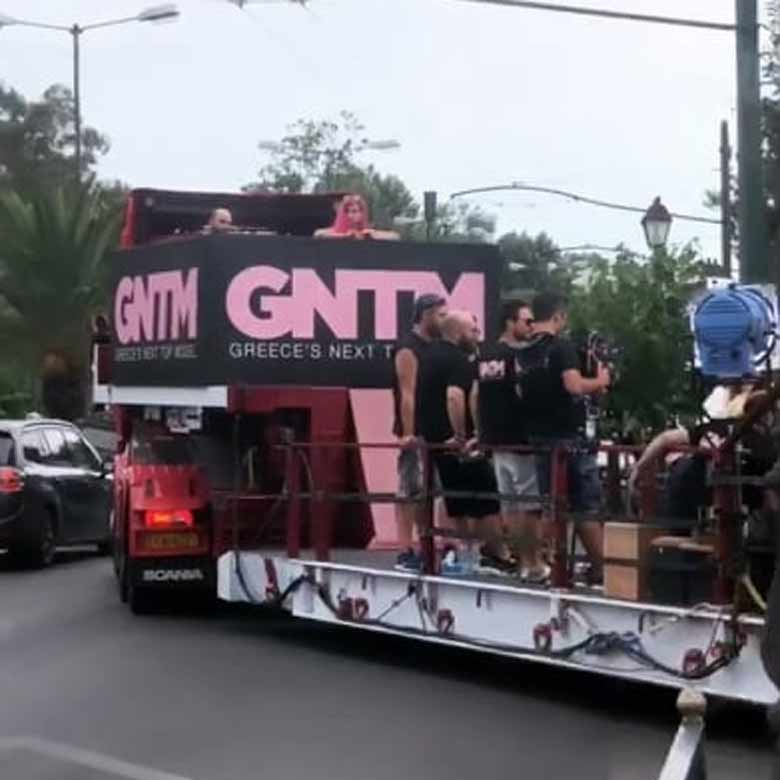 Έκαναν ντουζ σε νταλίκα στην Κηφισίας οι νέες παίκτριες του Greece’s Next Top Model