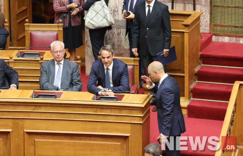Ο ιδιαίτερος χαιρετισμός του Μπογδάνου στον Μητσοτάκη κατά την ορκωμοσία της Βουλής