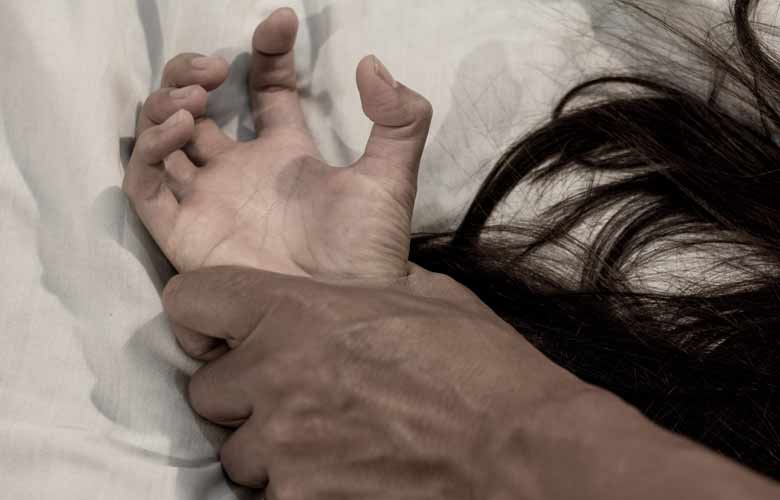 Κατήγγειλε ομαδικό βιασμό από 12 άνδρες στην Αγία Νάπα