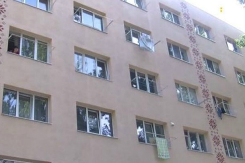 Μωράκι 11 μηνών έπεσε από τον 5ο και σώθηκε από μια απλώστρα