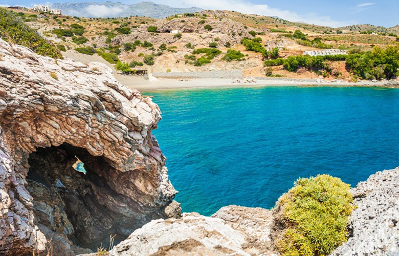 Ξανθή άμμος και κρυστάλλινα νερά στον ειδυλλιακό Άγιο Παύλο
