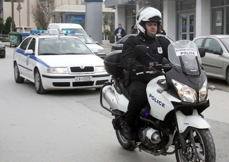 Θύματα ληστείας έπεσαν τέσσερα άτομα στη μέση του δρόμου