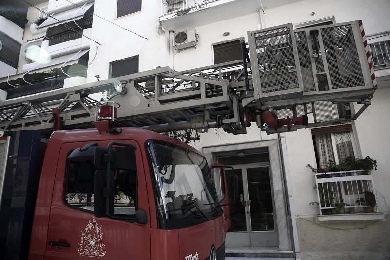 Aπεγκλωβίστηκε ηλικιωμένη με εγκαύματα από σπίτι στο κέντρο της Αθήνας