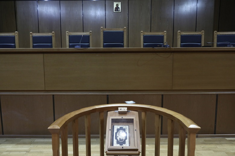 Ποινές από τρία έως εννέα χρόνια κάθειρξης με αναστολή για την υπόθεση De Puy
