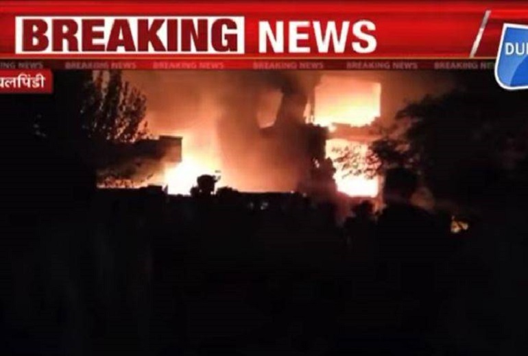 Συγκλονίζει βίντεο με την κόλαση φωτιάς μετά τη συντριβή αεροσκάφους στο Πακιστάν