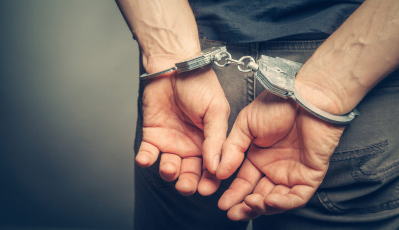 Σύλληψη 31χρονου για ναρκωτικά στο λιμάνι του Πειραιά – Έπεσε με το αυτοκίνητο πάνω σε δύο λιμενικούς
