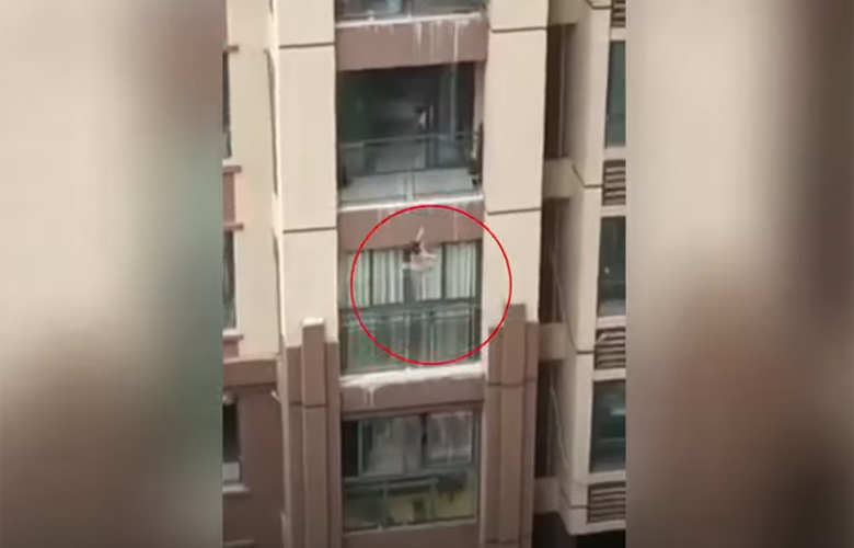 Σοκαριστικό βίντεο με τρίχρονο αγοράκι να πέφτει στο κενό