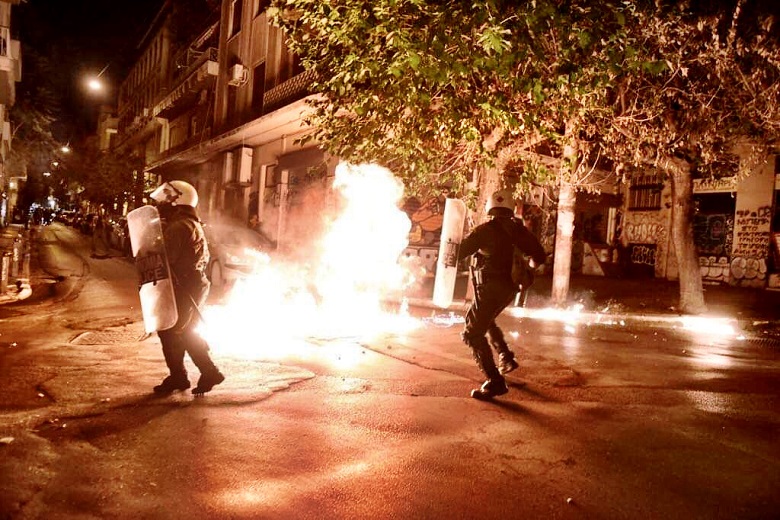 Επεισόδια στα Εξάρχεια μετά τη συγκέντρωση κατά της αποφυλάκισης Κορκονέα