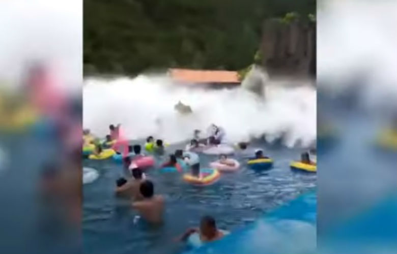 Τσουνάμι σκόρπισε τον τρόμο σε water park και τραυμάτισε 44 άτομα