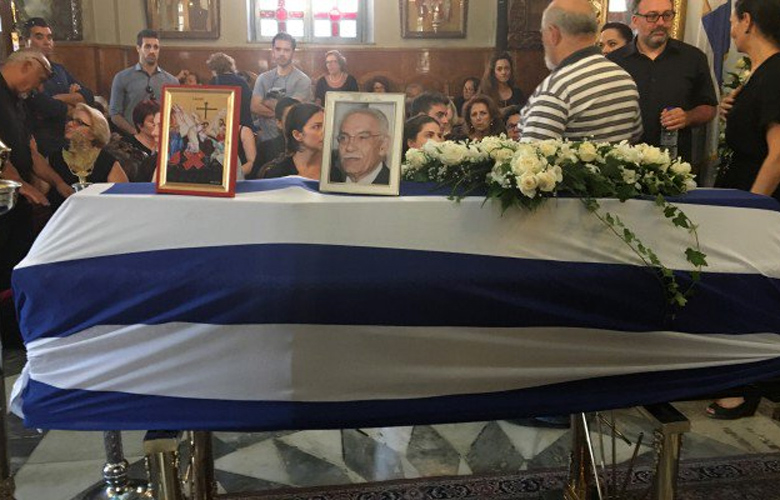 Με τιμές εν ενεργεία Δημάρχου κηδεύτηκε ο Μανώλης Σκουλάκης