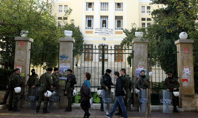 Βίντεο από την επιχείρηση της Αστυνομίας για όπλα και ναρκωτικά στο κέντρο της Αθήνας