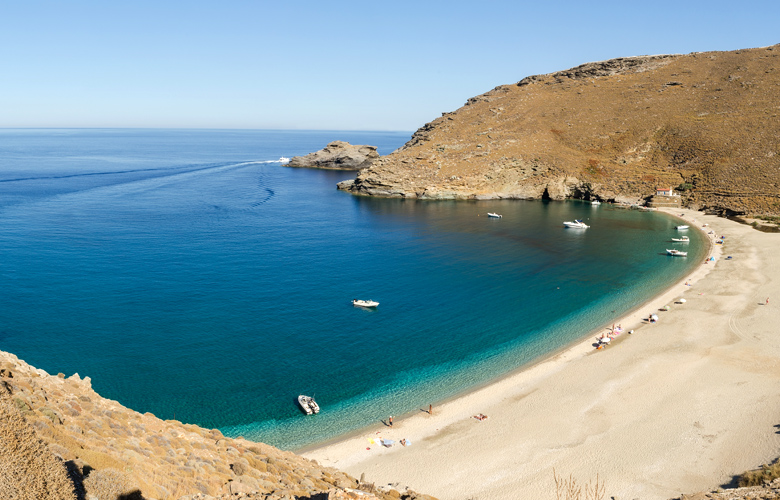 Κάνοντας μπάνιο στη διάσημη παραλία της Άνδρου, τα Άχλα