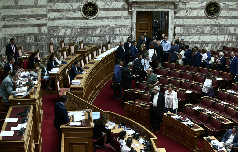 Ένταση και αποχωρήσεις στη Βουλή για δύο τροπολογίες του υπουργείου Εργασίας