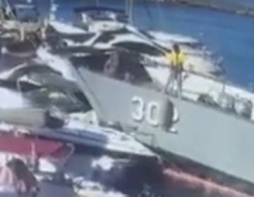 Σκάφος του Λιμενικού στα κατεχόμενα «συνθλίβει» βάρκες στο λιμάνι